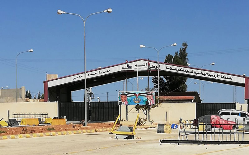 منع ادخال 9 شاحنات تفاح و