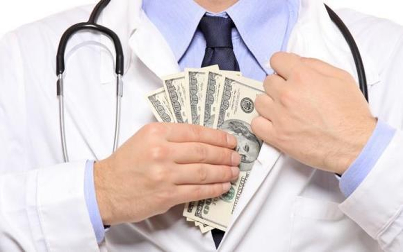 طبيب فاقد لوظيفته يستلم رواتب وحوافز