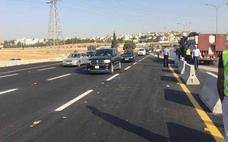 انهيار شارع على طريق المطار يتسبب