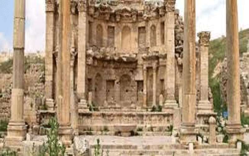 اغلاق شارع فرعي بسبب جدار حجري