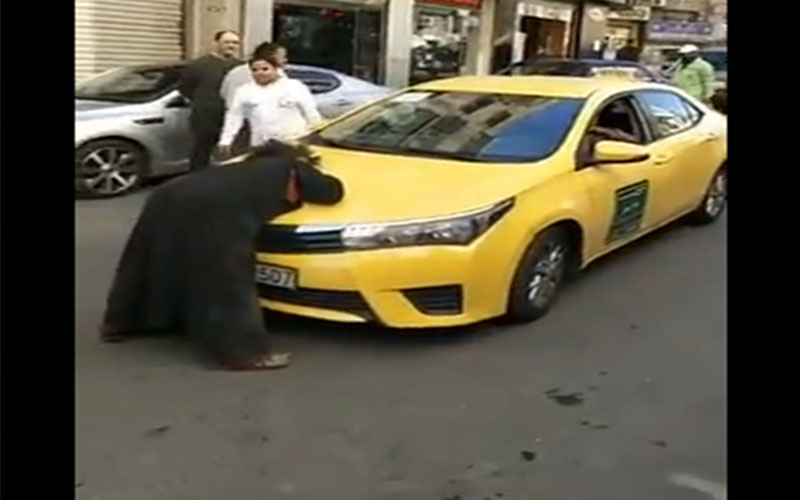 فتاة من ذوي الاحتياجات الخاصة تعترض