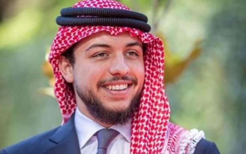 الامير الحسين بن عبدالله يصلي في