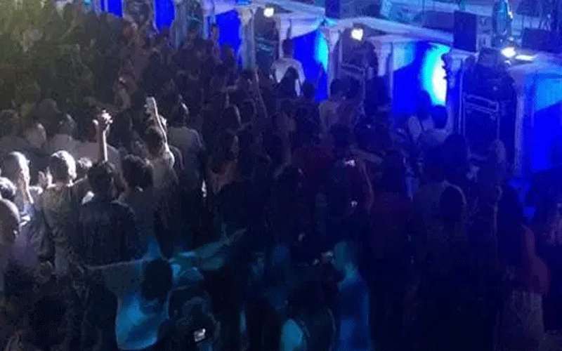 تكفيل 4 أشخاص نظموا حفلا في