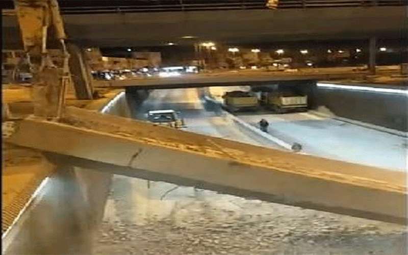 الأمانة تهدم جسرا بنفق دوار المدينة