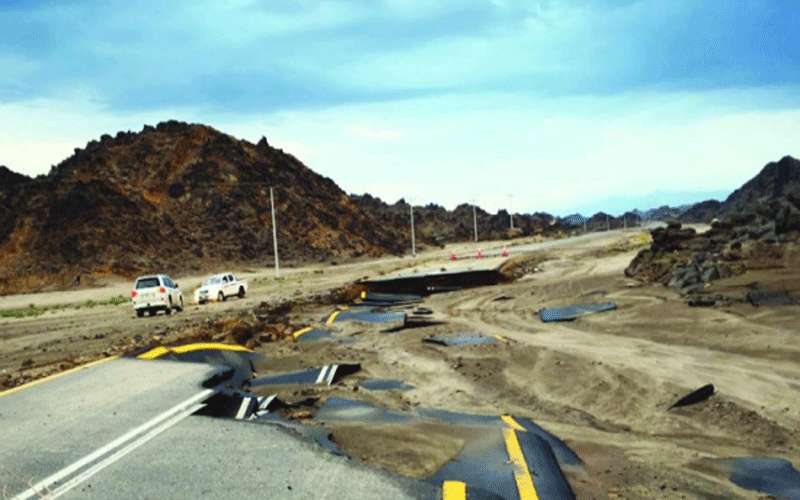 لحظات مرعبة.. السيول تجرف مجموعة من