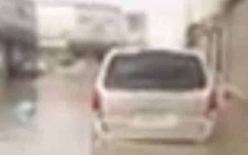 أمطار السعودية .. المركبات تسبح وسط