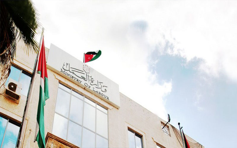 العمل تتعامل مع 52 نزاعا عماليا