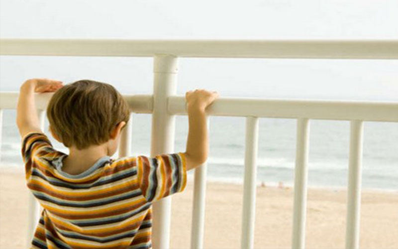 وفاة طفل سقط من نافذة فندق