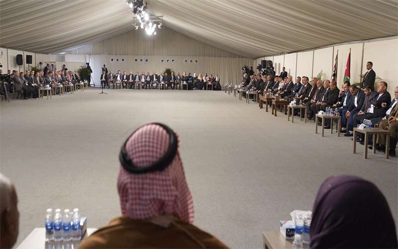 بالصور.. الملك يلتقي وجهاء وممثلي الفعاليات