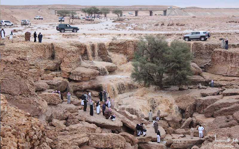 21 شخص تحاصرهم السيول في الجفر