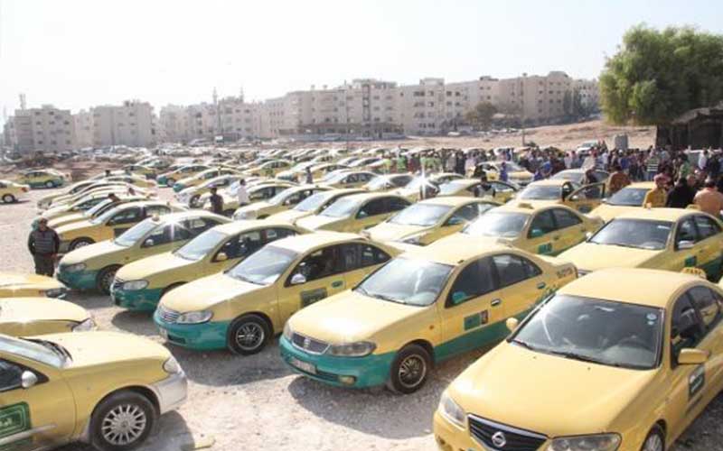 سائقو التكسي الاصفر يجددون اعتصامهم امام