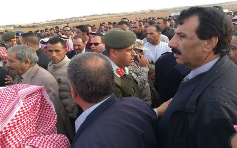 الالاف يشيعون جثمان الشهيد احمد الرواحنة
