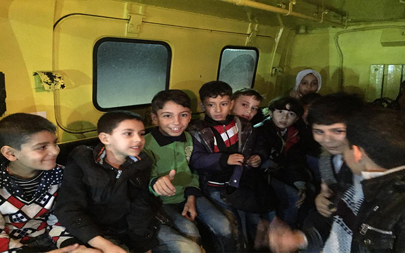 الدفاع المدني: نقل وإخلاء أطفال سوريين