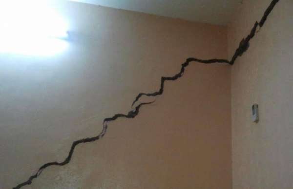 اخلاء منزل تعرض للتصدعات نتيجة مياه