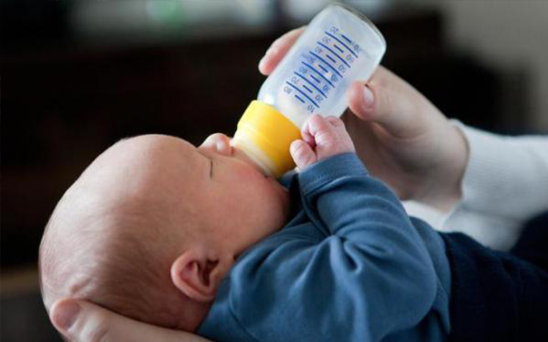 ضبط 21 طن حليب أطفال منتهي