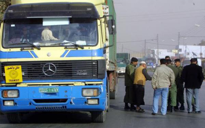 شاحنات الأردن تنتظر مكاسب العبور للعراق