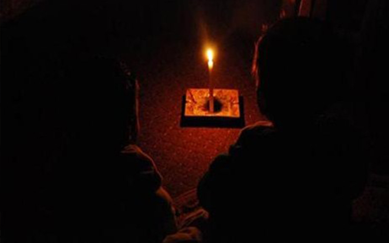 شمعة تتسبب باصابة 3 اشخاص واحراق