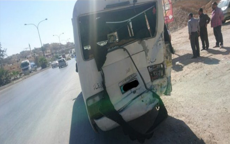 7 إصابات بتدهور حافلة ركاب واصطدامها