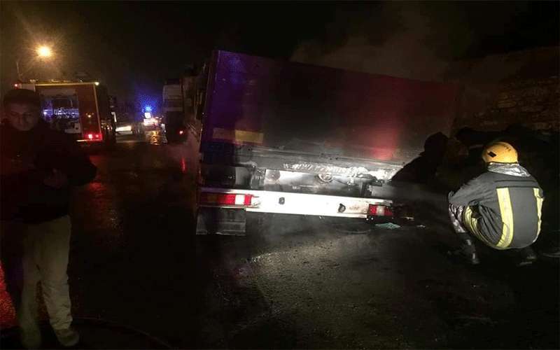 الدفاع المدني يخمد حريق شاحنة في