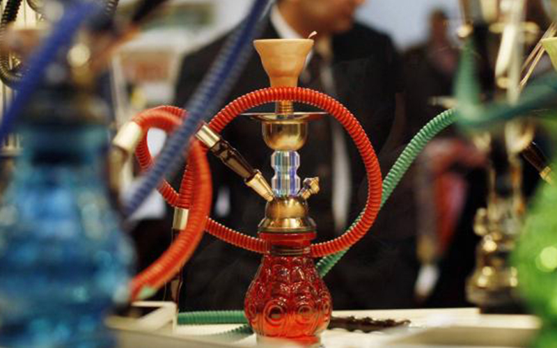 ضبط 26 حدثا يشربون الارجيلة بثلاثة