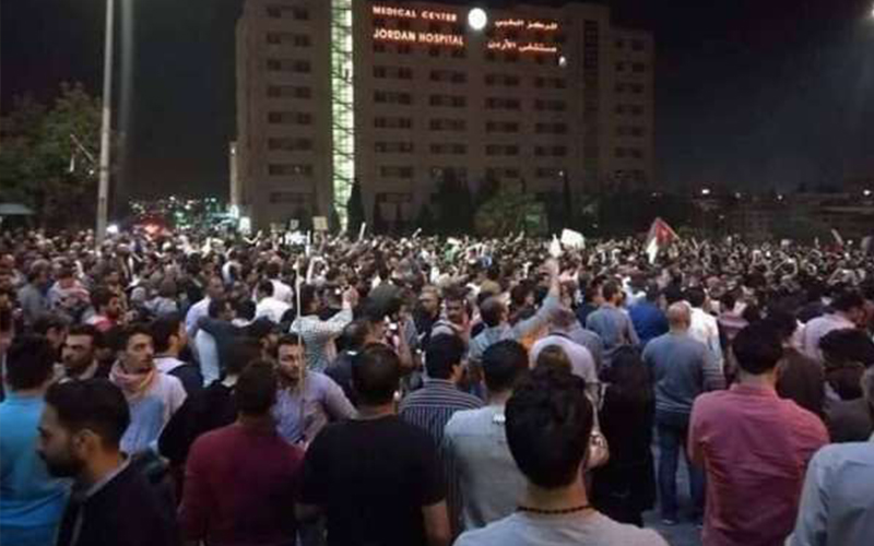 المعتصمون على الرابع يطالبون برحيل الرزاز: