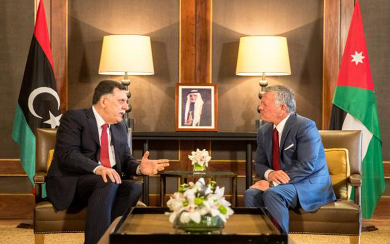الملك يعقد مباحثات ثنائية مع السراج