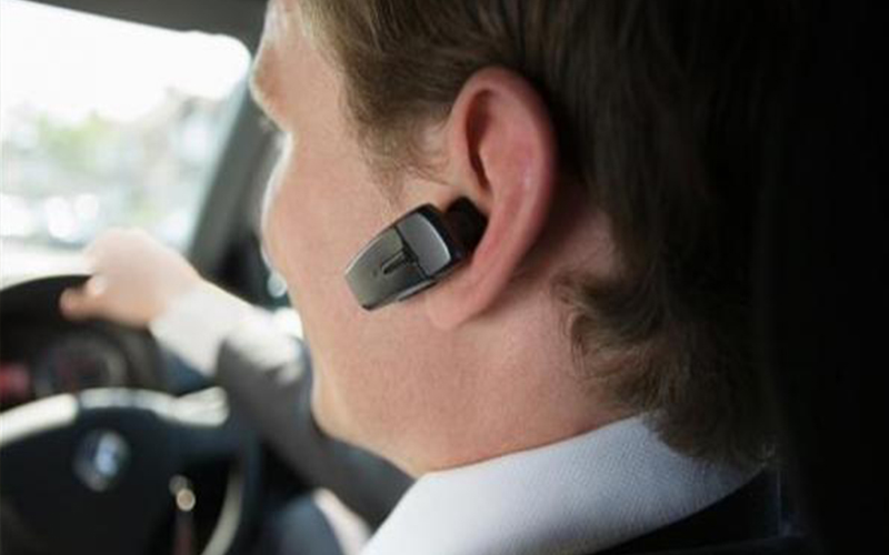 السير: البلوثوت .. والهاتف تحت الحجاب