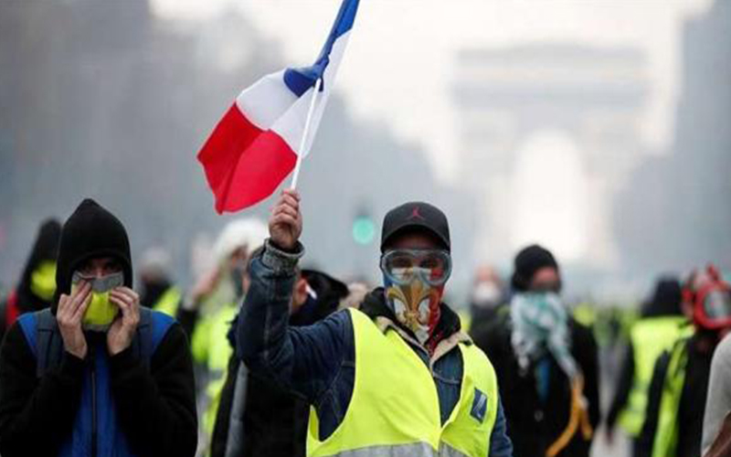 فرنسا: السترات الصفراء تفرض كلمتها على