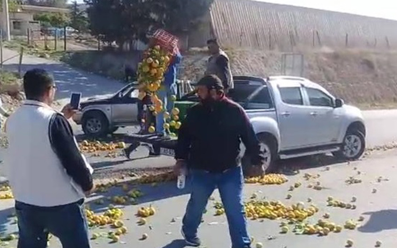مزارعون يلقون الحمضيات في الشوارع بسبب