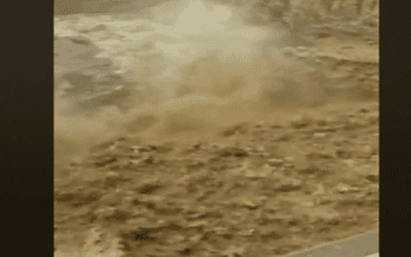 الامطار تتسبب بسيول كثيفة بالبحر الميت