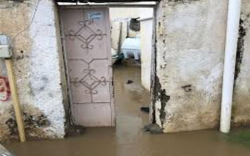 مياه الامطار تحاصر بيوتا بـ الملاحة