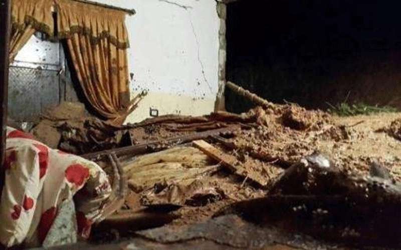 انهيار مقطع صخري على بناية في