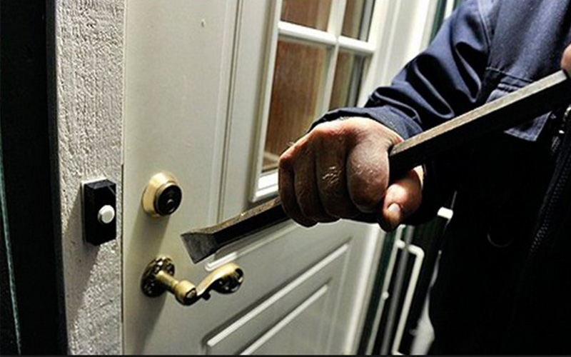 القبض على شخصين اعتديا على رجل