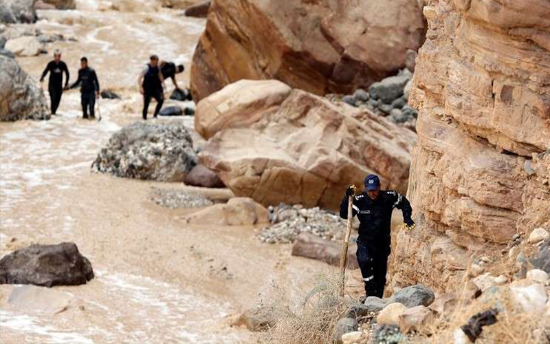 سیدة محاصرة في واد بالكرك