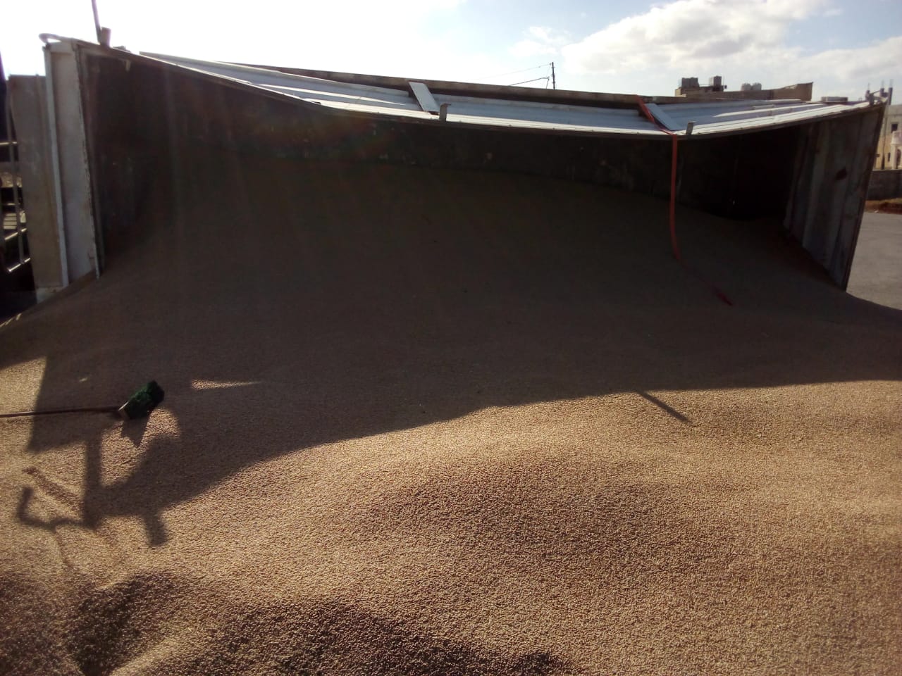 تدهور تريلا محملة بالقمح بـ خريبة