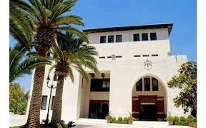 الحكومة: (285) موظفا و (9) مستشارين