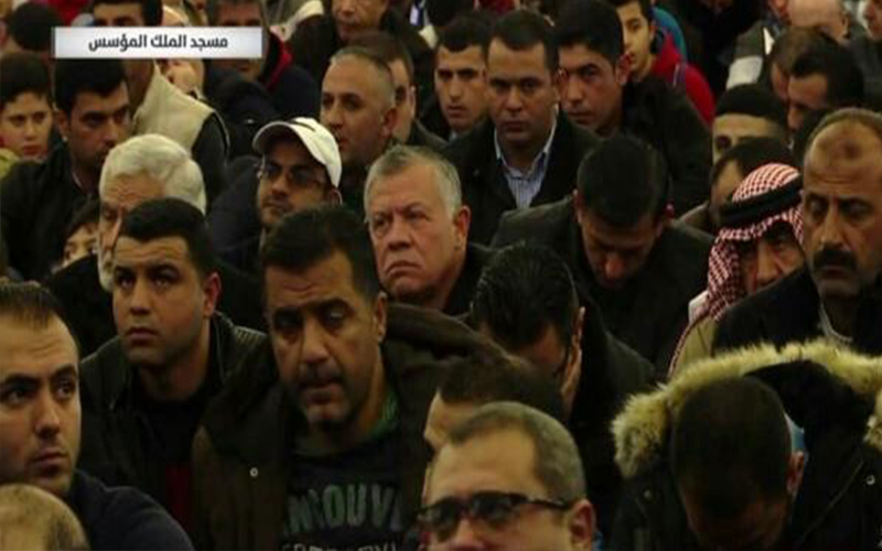 الملك يصلي الجمعة في مسجد الملك