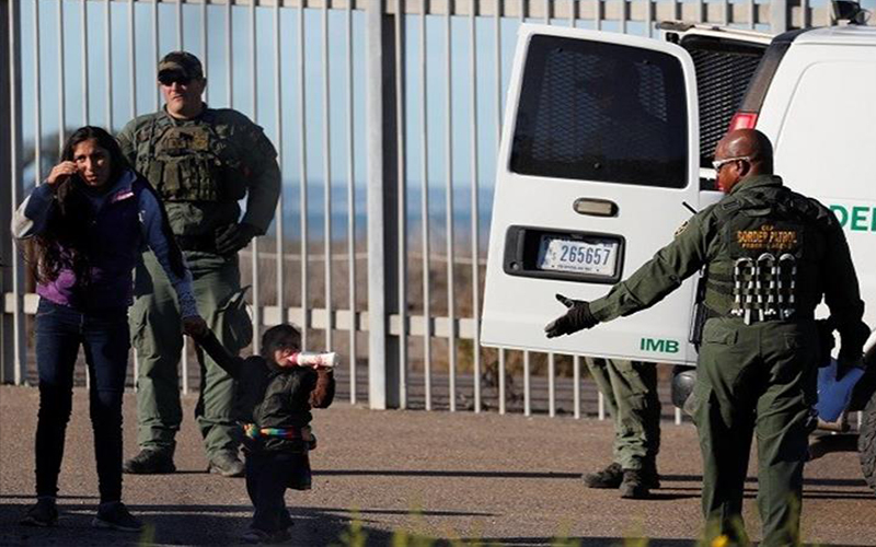 وفاة طفلة مهاجرة بعد احتجازها من