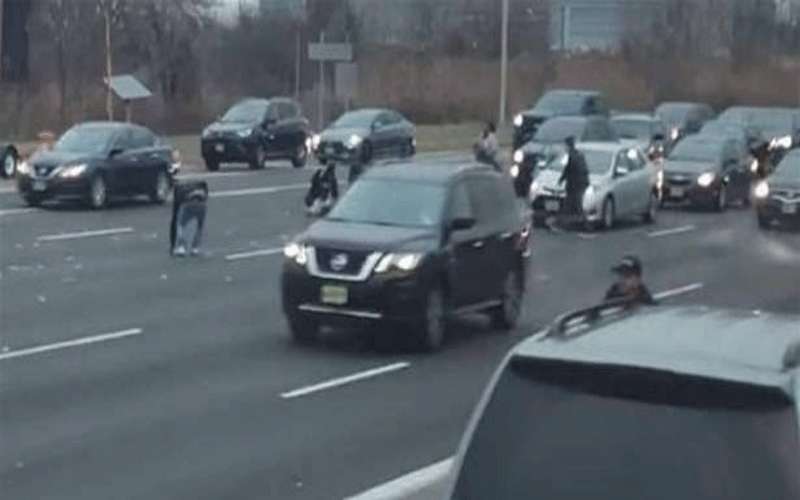 دولارات تتطاير على الأوتوستراد .. وحوادث