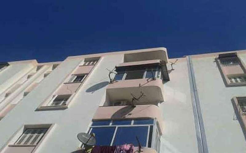 أردنية تلقي بنفسها أمام أبنائها من