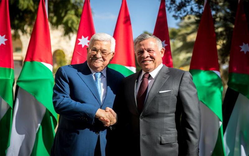 الملك يستقبل عباس