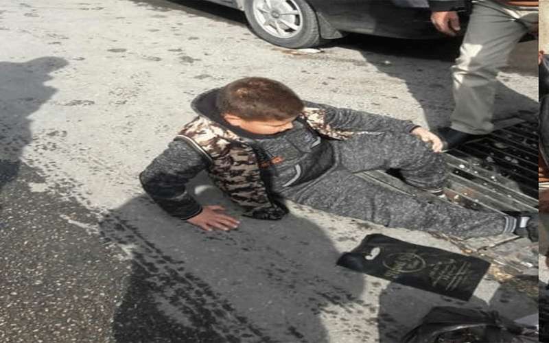 السلط :طفل علقت قدميه بأحد المناهل