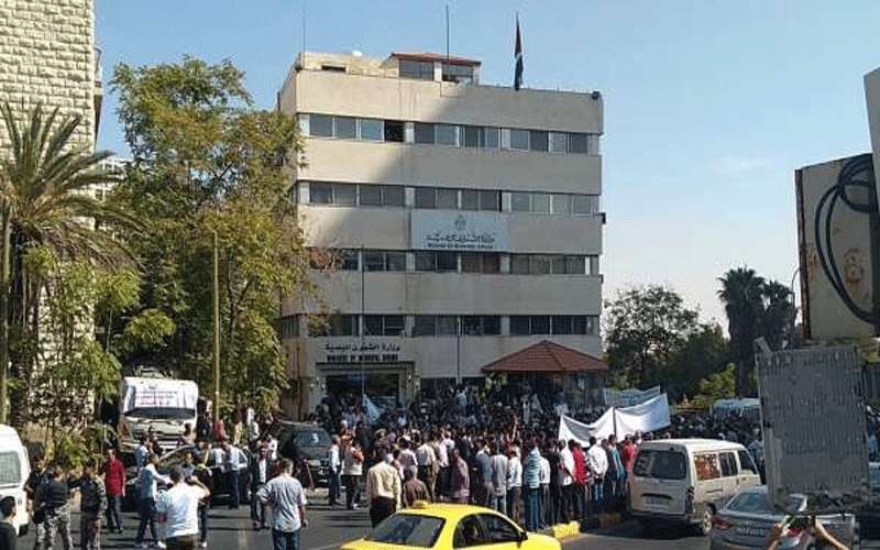 العاملون في البلديات يردون على وزيرهم: