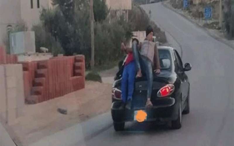 ضبط مركبة كانت محملة اطفال بشكل