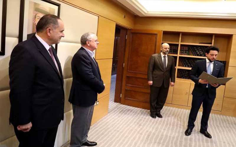 الملك يغادر أرض الوطن