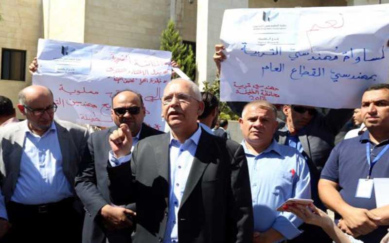 مهندسو التربية يعتصمون امام الوزارة