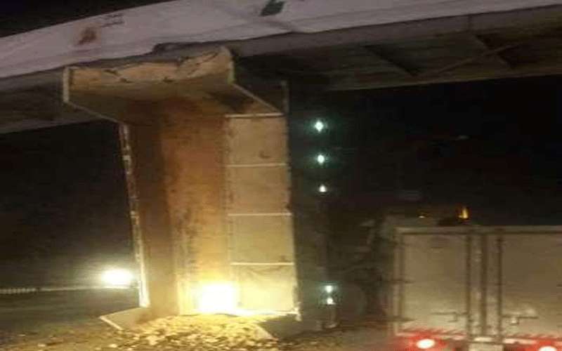 انهيار أجزاء من جسر بسبب قلاب