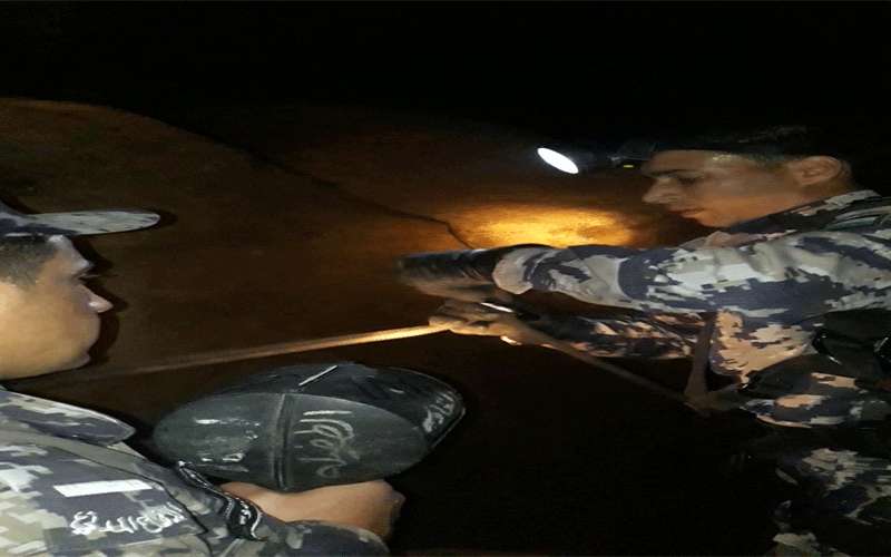 الدفاع المدني ينقذ شخص علق بمنطقة