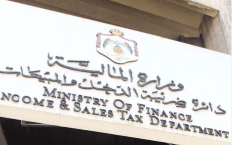 الحكومة تدرس تخفيض ضريبة المبيعات على