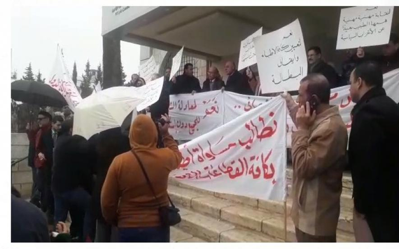 بالصور .. حراكيون يجبرون اطباء على